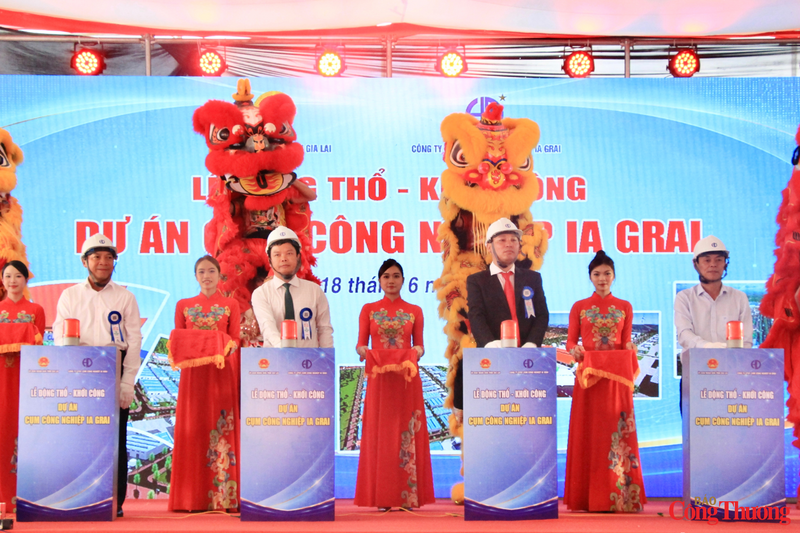 Các đại biểu thực hiện nghi thức bấm nút động thổ, khởi công Cụm công nghiệp Ia Grai. Ảnh: Hiền Mai