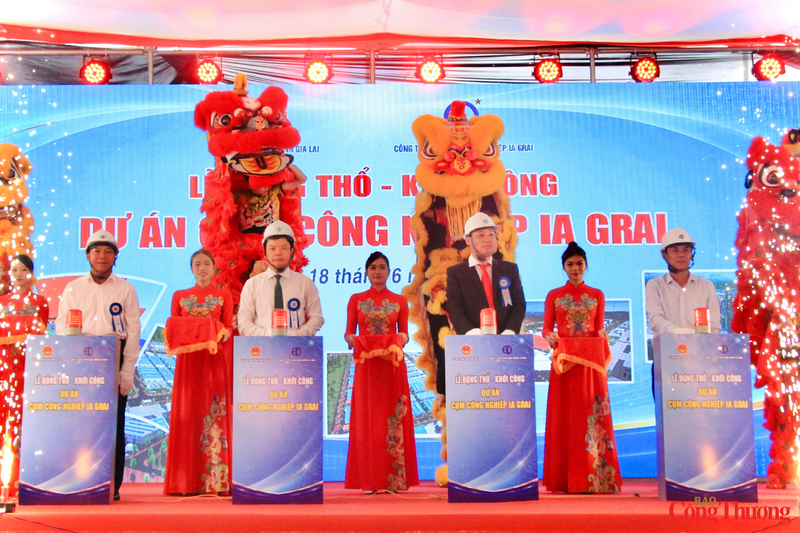 Các đại biểu thực hiện nghi thức bấm nút động thổ, khởi công Cụm công nghiệp Ia Grai. Ảnh: Hiền Mai