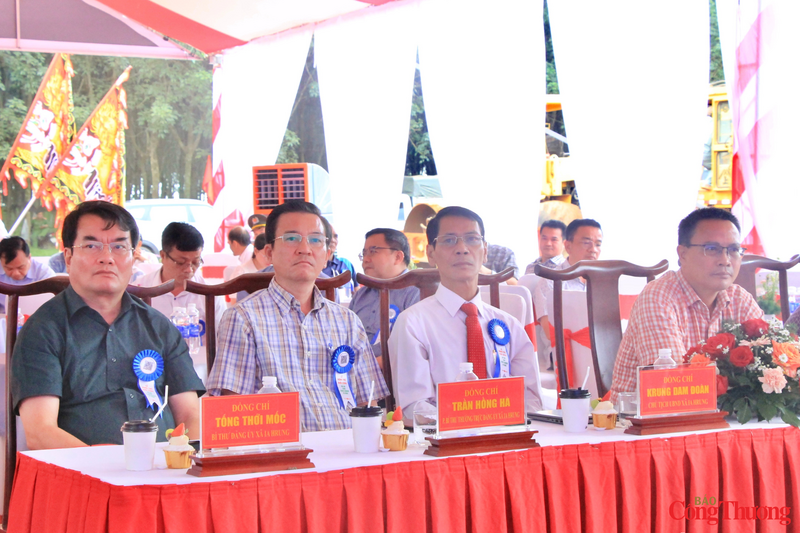 Về phía địa phương nơi triển khai dự án có ông Tống Thới Mốc (lề trái), Bí thư Đảng ủy, Chủ tịch HĐND xã Ia Hrung cùng các đồng chí lãnh đạo xã. Ảnh: Hiền Mai