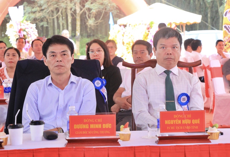 Tham dự lễ động thổ, khởi công có ông Nguyễn Hữu Quế (bên phải), Phó Chủ tịch UBND tỉnh Gia Lai; ông Dương Minh Đức, Giám đốc Sở Công Thương tỉnh Gia Lai. Ảnh: Hiền Mai