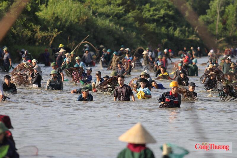 Khung cảnh đặc biệt của lễ hội, nơi tiếng cười át tiếng sóng nước, mang lại một nguồn năng lượng tích cực hiếm có.
