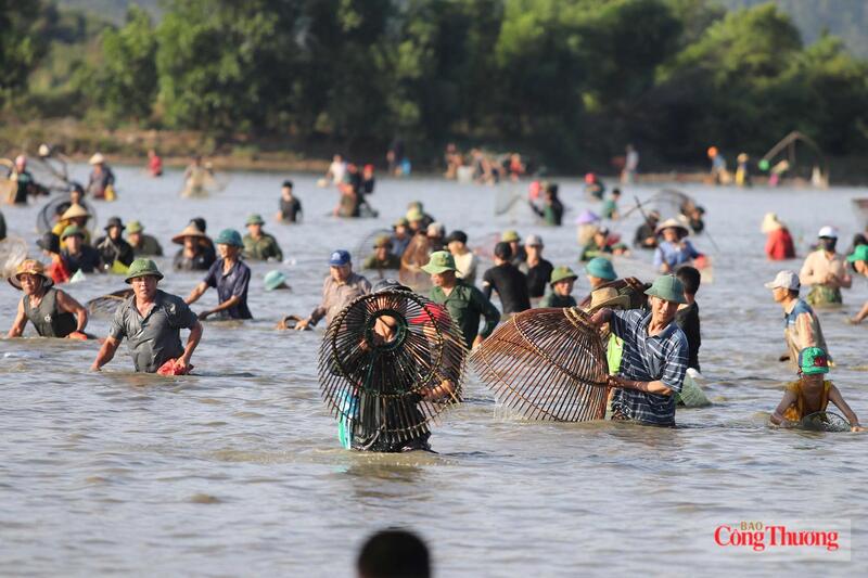 Lễ hội đánh cá Vực Rào (hay còn gọi là lễ hội đánh cá Đồng Hoa, lễ xả Vực) là một nét đẹp văn hóa độc đáo đã tồn tại khoảng 300 năm nay tại vùng đất Nghi Xuân.