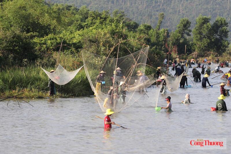 Những chiếc nơm tre liên tục được úp xuống, những tấm vó, rớ được kéo lên trong tiếng hò reo của người dân và du khách đứng kín hai bên bờ.
