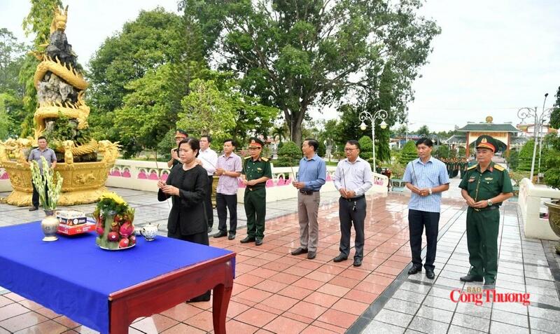 Ngay sau lễ dâng hương, Tổ vận chuyển của Ban Chỉ đạo 515 thành phố tiến hành di chuyển an toàn toàn bộ 670 mẫu sinh phẩm ra xe chuyên dụng cơ động đến Cảng hàng không Quốc tế Cần Thơ để đưa mẫu ra Hà Nội.