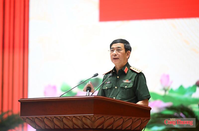 Đại tướng Phan Văn Giang, Ủy viên Bộ Chính trị, Phó Bí thư Quân ủy Trung ương, Phó Thủ tướng Chính phủ, Bộ trưởng Bộ Quốc phòng phát biểu tại hội nghị. Ảnh: Nguyên Khánh