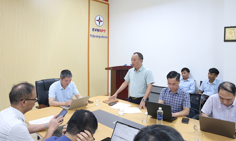 Ông Vũ Tất Thành - Phó Giám đốc NPMB báo cáo tiến độ triển khai dự án tại cuộc họp. Ảnh: Lê Linh