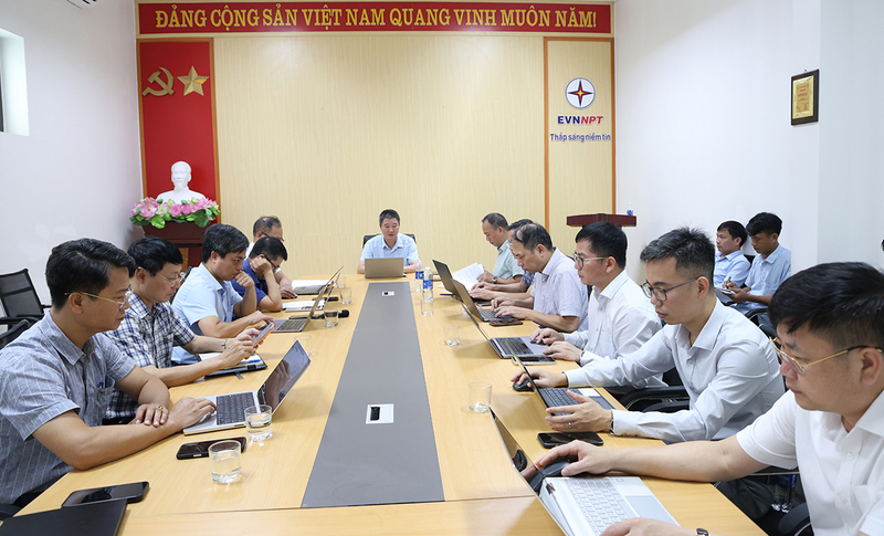 Các đơn vị tham gia thi công dự án dự cuộc họp. Ảnh: Lê Linh