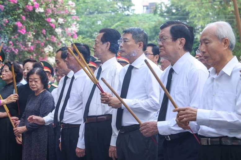 Thủ tướng Chính phủ Lê Minh Hưng và các đại biểu dâng hương tại tượng đài Cố Tổng Bí thư Trần Phú và Bia tưởng niệm các Anh hùng liệt sĩ tại Công viên Lê Thị Riêng - Ảnh: VGP/Nhật Bắc