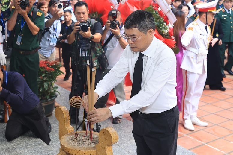 Thủ tướng Lê Minh Hưng dâng hương tại Bia tưởng niệm các Anh hùng liệt sĩ tại Công viên Lê Thị Riêng - Ảnh: VGP/Nhật Bắc