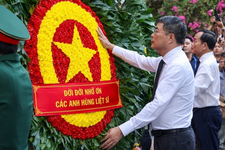 Thủ tướng Chính phủ Lê Minh Hưng dâng hoa tại tượng đài Cố Tổng Bí thư Trần Phú và Bia tưởng niệm các Anh hùng liệt sĩ tại Công viên Lê Thị Riêng - Ảnh: VGP/Nhật Bắc