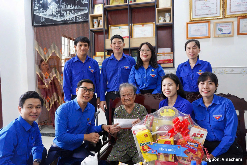 Công ty CP Phân bón Miền Nam thăm hỏi và tặng quà Mẹ Việt Nam Anh hùng.