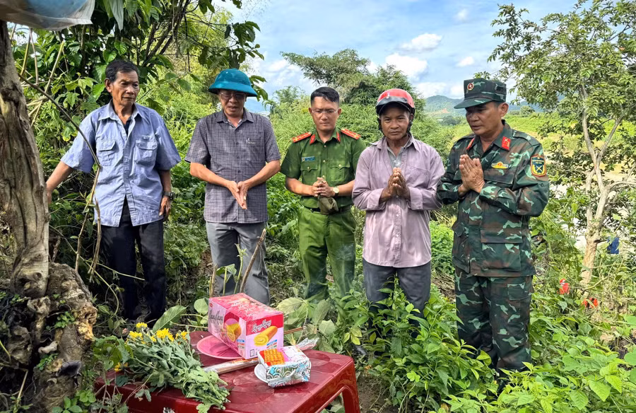Ông Y Biêng Ntơr (đội nón bảo hiểm), người trực tiếp chôn cất liệt sĩ Y Chông Triêk bên bờ sông Krông Nô. 2aoboqmevzm5ws9ewq2dyvpk82ci1hxbhixjgqpy.jpg