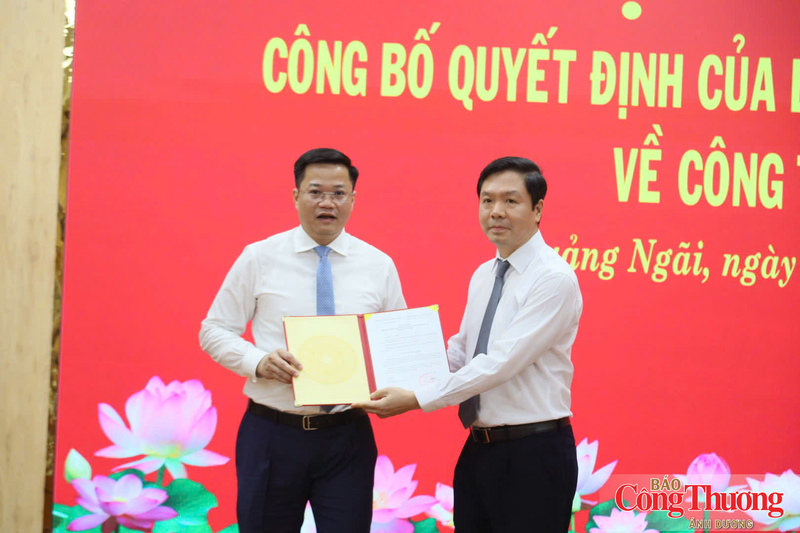 Ông Trịnh Mạnh Linh, Phó Trưởng Ban Tổ chức Trung ương đã trao quyết định và tặng hoa chúc mừng ông Nguyễn Đức Tâm (bìa trái) đảm nhận cương vị mới
