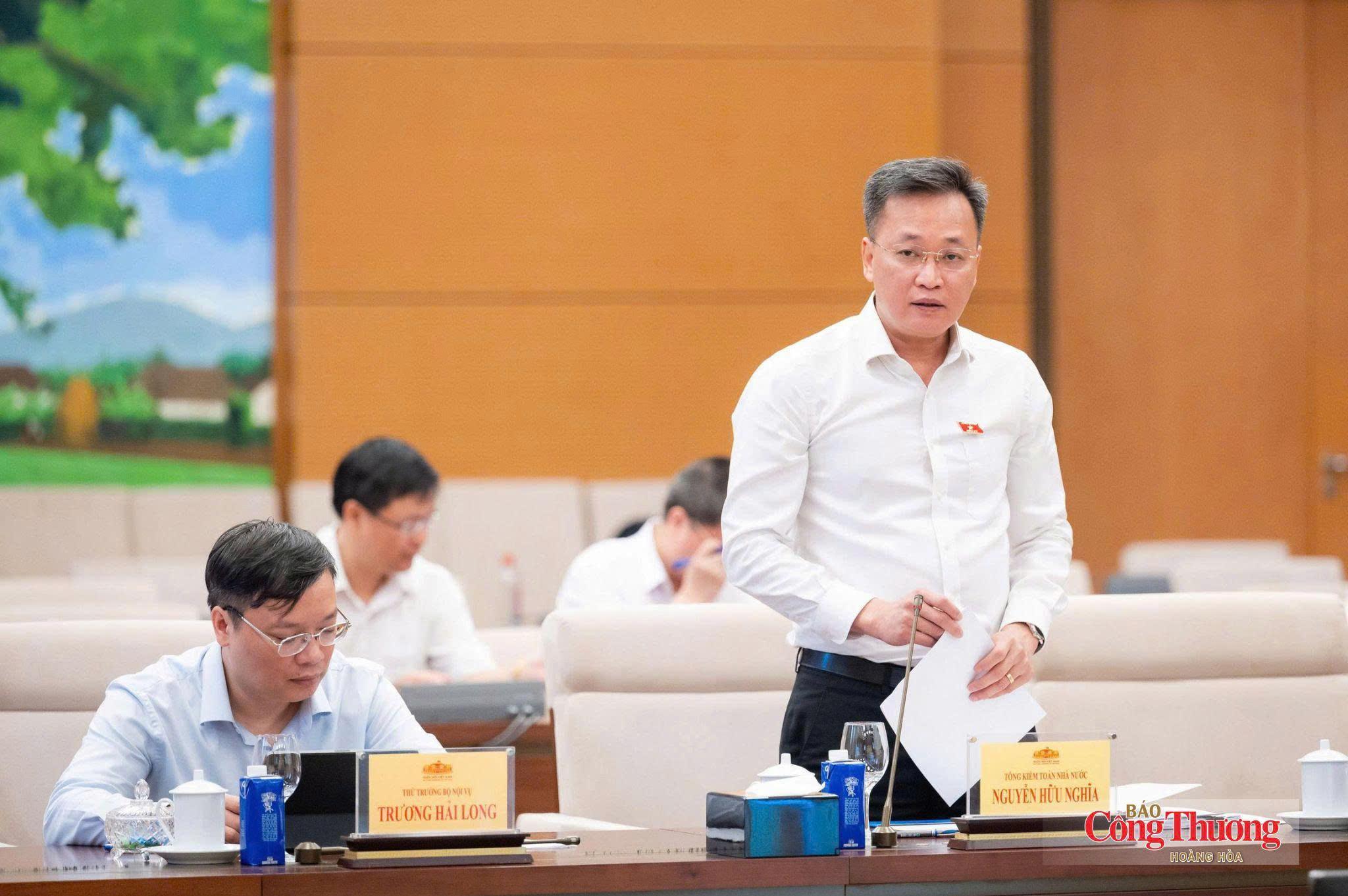 Tổng Kiểm toán Nhà nước Nguyễn Hữu Nghĩa trình bày Tờ trình dự thảo Nghị quyết.