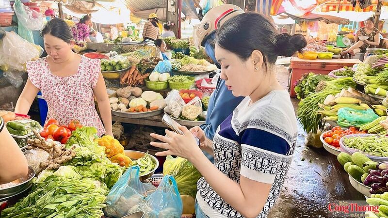 Tại chợ An Khánh, việc tiếp cận thanh toán không dùng tiền mặt và các nền tảng bán hàng trực tuyến đang giúp nhiều tiểu thương nâng cao hiệu quả kinh doanh.