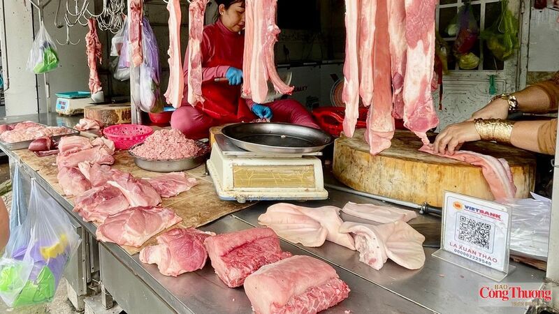Tại các chợ truyền thống ở Cần Thơ, nhiều tiểu thương đã sử dụng mã QR để nhận thanh toán, từng bước làm quen với giao dịch điện tử, quản lý doanh thu và lưu trữ thông tin khách hàng trên điện thoại.
