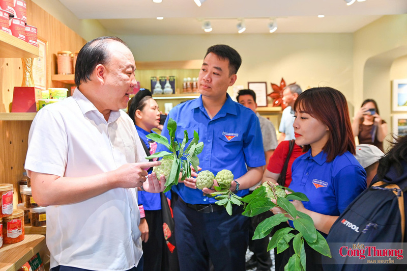Ông Trần Hữu Linh (ngoài cùng bên trái) tìm hiểu các sản phẩm đặc trưng Lạng Sơn. Ảnh: Nam Nguyễn