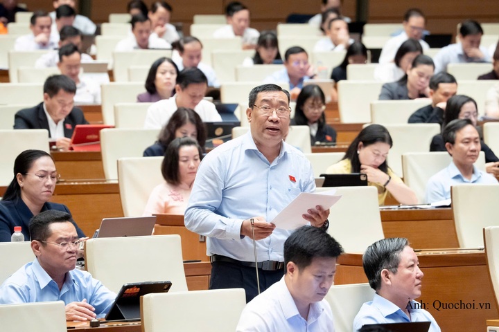 Đại biểu Thạch Phước Bình, đại biểu Quốc hội tỉnh Vĩnh Long phát biểu cho ý kiến về dự án Luật sửa đổi, bổ sung một số điều của Luật Người Việt Nam đi làm việc ở nước ngoài theo hợp đồng.