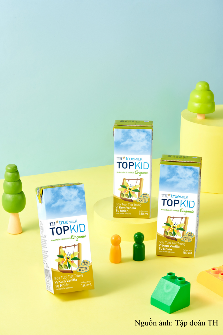 TH true MILK TOPKID Organic - Sữa tươi tiệt trùng hương kem vanilla tự nhiên 180ml – dòng sản phẩm sản xuất từ sữa tươi hữu cơ cũng đạt chứng nhận trung hòa carbon.