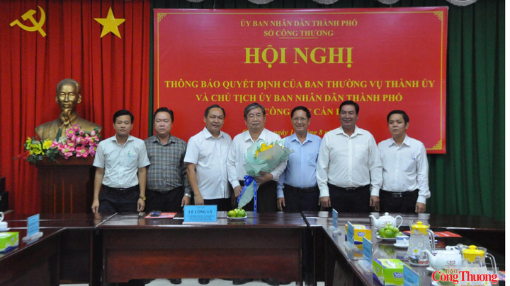 Ông Lê Công Lý - Phó Chủ tịch UBND TP. Cần Thơ (thứ 3 từ trái sang) tặng hoa chúc mừng tân Giám đốc Sở Công Thương TP. Cần Thơ.