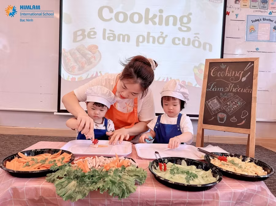 Sự tương tác giữa giáo viên và trẻ là một yếu tố quan trọng trong trải nghiệm giáo dục ở lứa tuổi mầm non. Ảnh: HIMLAMIS. word-bxdm7j-2.jpg