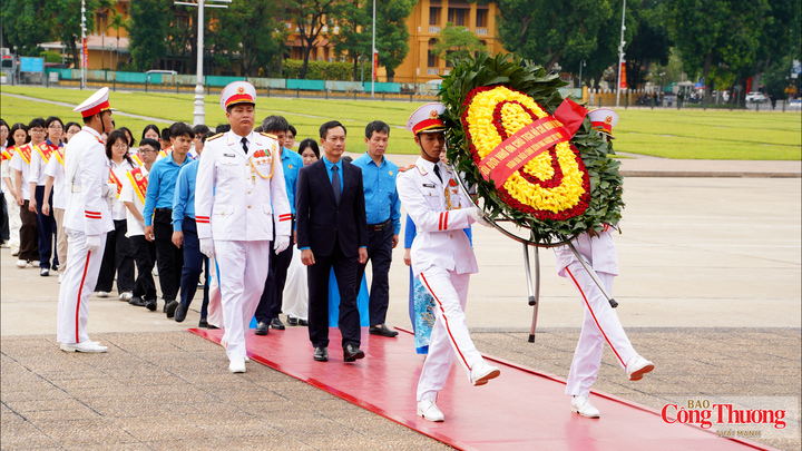 Các đồng chí lãnh đạo Công đoàn Công Thương vào Lăng viếng Chủ tịch Hồ Chí Minh.