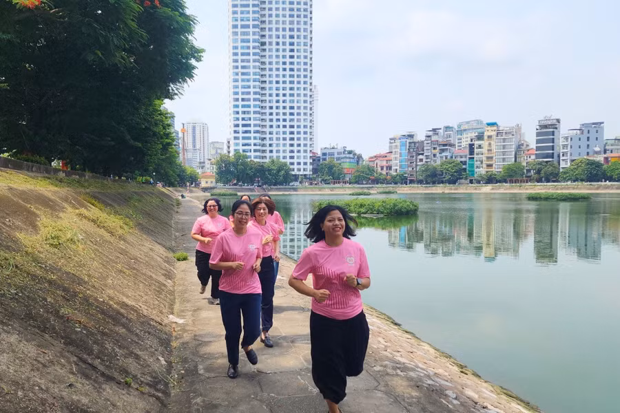Những cơn mưa đầu tháng 8 không làm giảm quyết tâm của các nữ vận động viên Vinamilk trên hành trình chinh phục mục tiêu chung. Những cơn mưa đầu tháng 8 không làm giảm quyết tâm của các nữ vận động viên Vinamilk trên hành trình chinh phục mục tiêu chung.