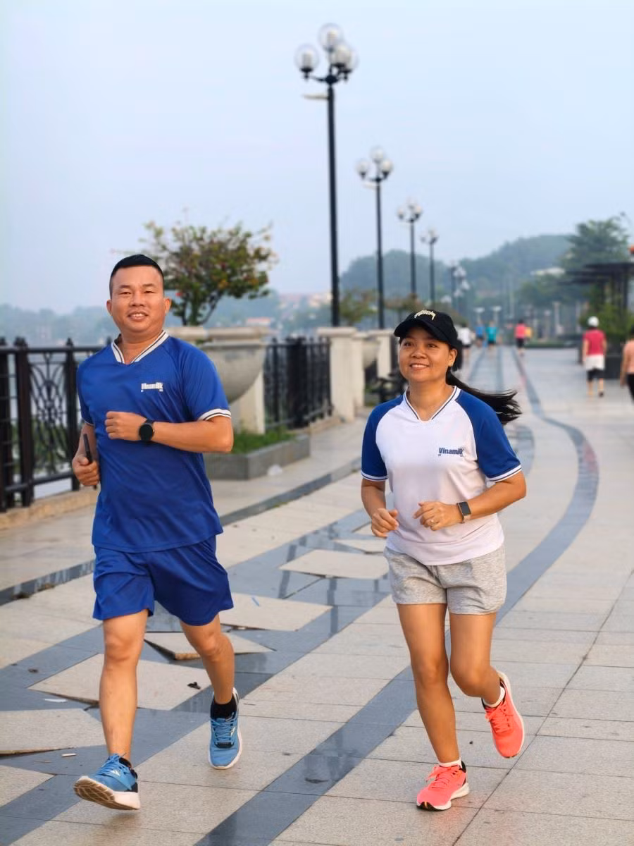 Không cùng điểm xuất phát, hàng ngàn bước chân từ khắp cả nước đều hướng về một mục tiêu chung - chào đón cột mốc 50 năm của Vinamilk. Không cùng điểm xuất phát, hàng ngàn bước chân từ khắp cả nước đều hướng về một mục tiêu chung - chào đón cột mốc 50 năm của Vinamilk.