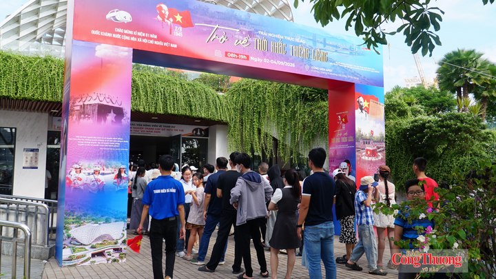 Hàng nghìn người dân, du khách xếp hàng để tham gia chương trình “Trở về thời khắc thiêng liêng” ngược thời gian trở về thời khắc Bác Hồ đọc Tuyên ngôn Độc lập tại Quảng trường Ba Đình lịch sử ngày 2/9/1945.