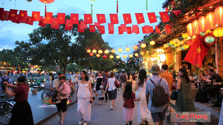 Đáng chú ý, trong kỳ nghỉ lễ này, những điểm đến văn hóa như phố cổ Hội An, Bảo tàng Đà Nẵng, Bảo tàng Chăm, danh thắng Ngũ Hành Sơn trở thành những điểm nhấn thu hút đông đảo du khách.