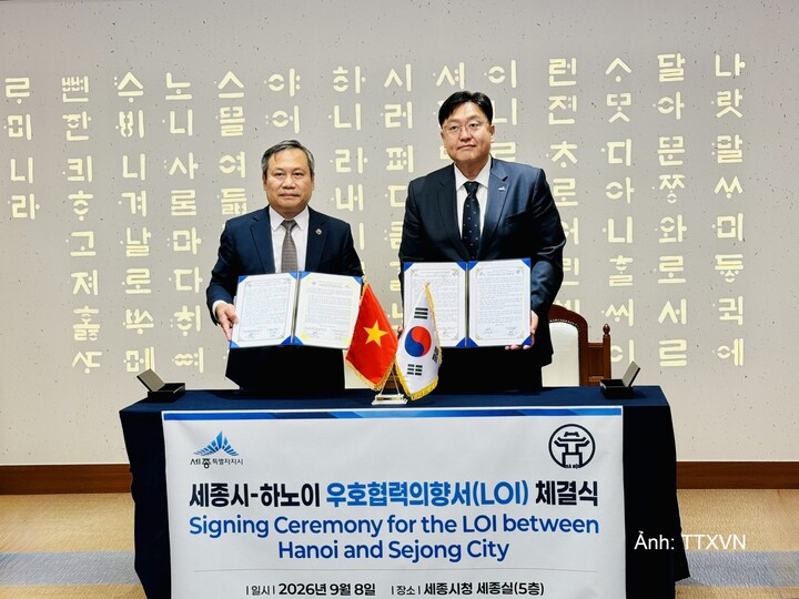 Chủ tịch UBND TP. Hà Nội Vũ Đại Thắng và Thị trưởng TP. Sejong Jo Sang-ho ký kết Ý định thư về quan hệ hữu nghị và hợp tác giữa hai thành phố.