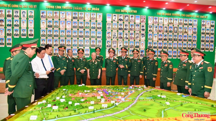 Đại biểu tham quan Nhà truyền thống và khu trưng bày.