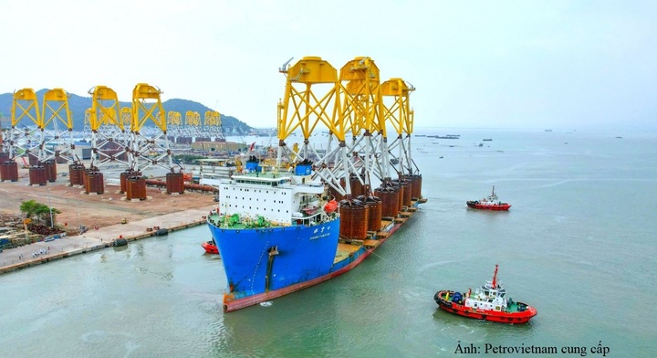 Tàu chở chân đế điện gió ngoài khơi xuất khẩu của Công ty PTSC thuộc Petrovietnam - Ảnh: Petrovietnam