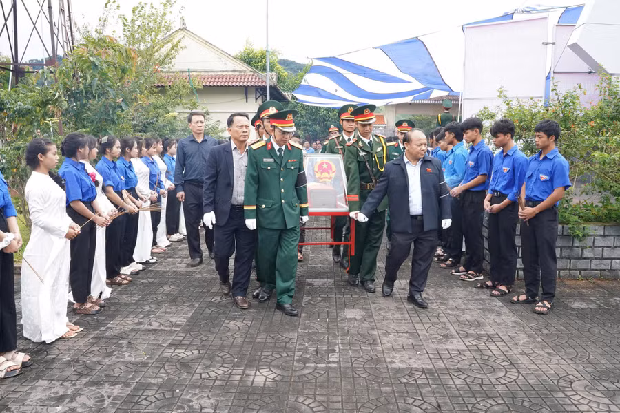 Tổ chức lễ truy điệu và an táng hài cốt liệt sĩ A Ngõa.