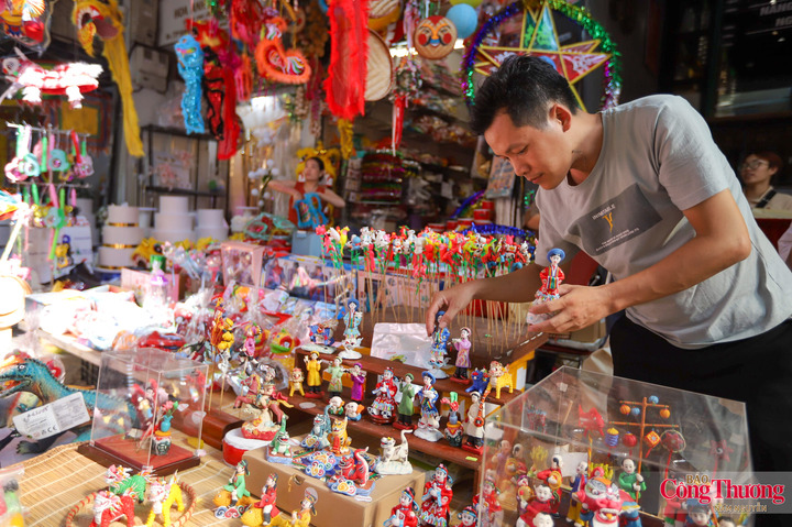 Giữa một phố Hàng Mã ngày càng nhiều sắc màu và những món đồ chơi mới, những con giống bột vẫn giữ được khoảng không gian riêng.
