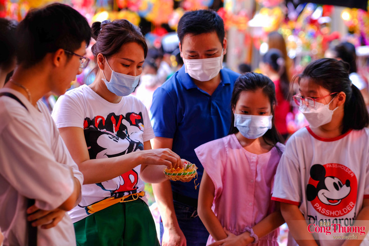 Người lớn, khách du lịch và đặc biệt nhiều bạn trẻ cũng lựa chọn tò he làm đồ trang trí, quà tặng hoặc đơn giản là tìm lại một hình ảnh Trung thu xưa.