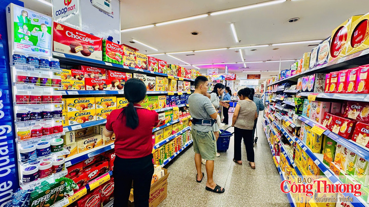 Các mặt hàng thiết yếu phục vụ mùa mưa lũ được các siêu thị, trung tâm thương mại chuẩn bị số lượng lớn.