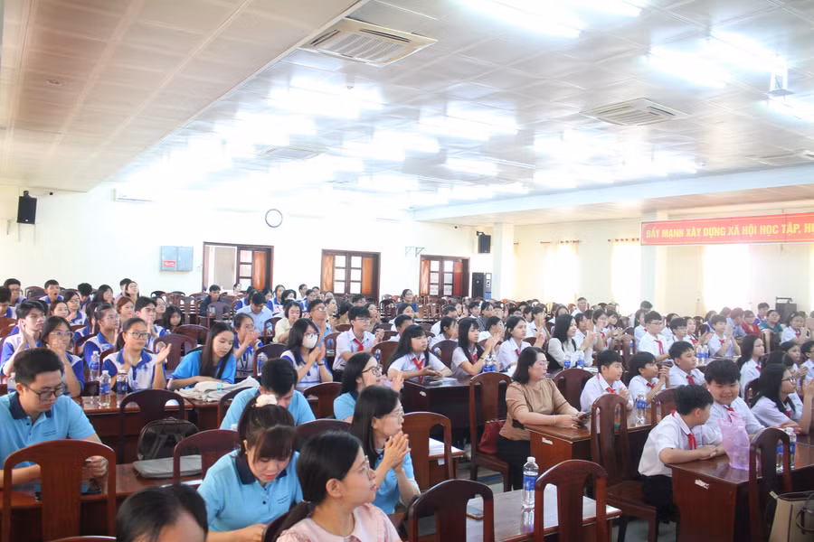 Đông đảo đại biểu, học sinh, sinh viên tham gia Hội thảo. can-tho-du-an-sk-thanh-nien-3.jpg