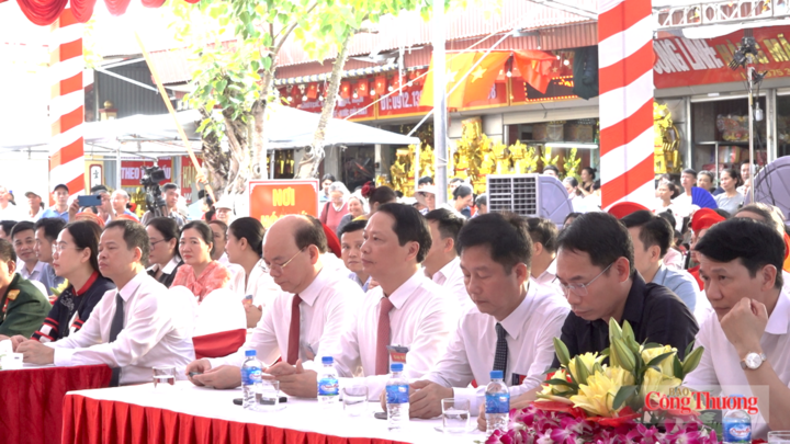 Các đại biểu cùng đông đảo nhân dân và du khách dự khai mạc lễ hội truyền thống đền Đồng Bằng năm 2026. Ảnh: Đình Trọng