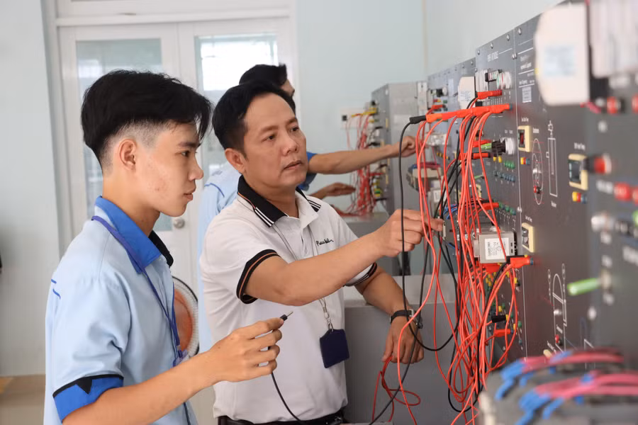Tiết thực hành nghề điện tử, điện lạnh tại Trường Cao đẳng Cà Mau. nghi-quyet-71-gap-go-ky-nguyen-ai-4.jpg