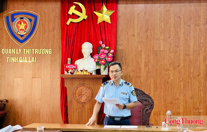 Ông Đinh Văn Hà, Phó Chi cục trưởng Chi cục Quản lý thị trường Gia Lai phát biểu tại buổi họp.
