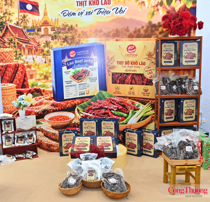 Bên cạnh gạo, nhóm thực phẩm chế biến như thịt trâu Laofood, thịt bò Deejai, thịt trâu khô, thịt bò khô cũng tạo điểm nhấn. Những sản phẩm này gợi nhắc tới đặc trưng ẩm thực Lào với cách chế biến đậm vị, thuận tiện để sử dụng hoặc mua làm quà.