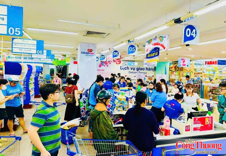 Tháng bán hàng khuyến mại lần thứ nhất năm 2026 thu hút số lượng lớn khách hàng đến với siêu thị Co.opmart Huế mua sắm.