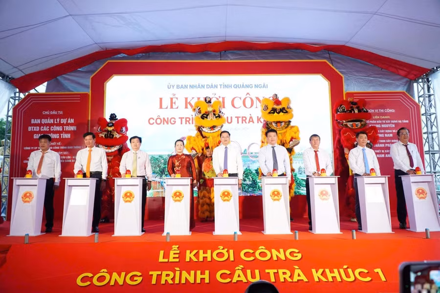 Các đại biểu thực hiện nghi thức khởi công dự án. Ảnh: Cổng TTĐT Quảng Ngãi 1791428094931-2675457897086054128-2675457897086054128-d6177092ad4ab7042655d6c48e882ed0.jpg