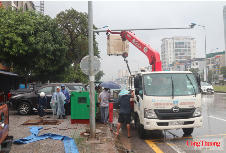 Sở Xây dựng Nghệ An lắp trạm bơm dã chiến chống ngập ở đại lộ Vinh - Cửa Lò.