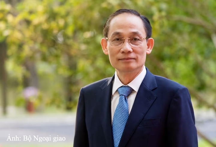 Ủy viên Bộ Chính trị, Bộ trưởng Bộ Ngoại giao Lê Hoài Trung trao đổi thông tin với báo chí về ý nghĩa và các kết quả quan trọng của chuyến thăm.