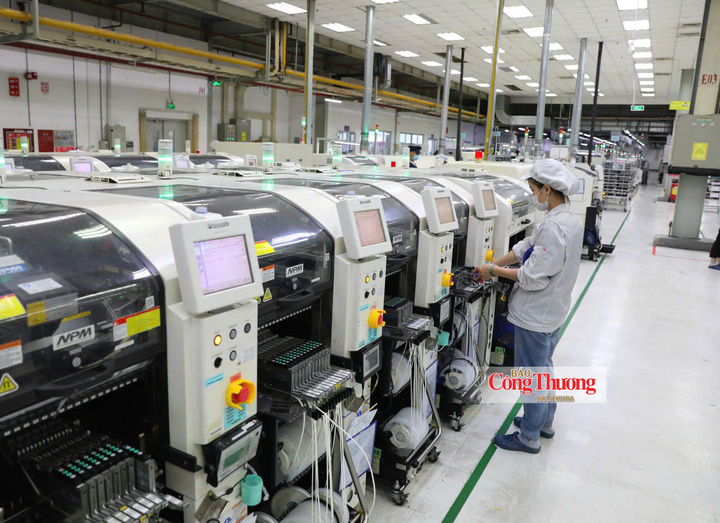 Hoạt động sản xuất tại doanh nghiệp công nghiệp điện tử, lĩnh vực được Bắc Ninh ưu tiên hỗ trợ nhằm nâng cao năng lực cạnh tranh và tham gia chuỗi cung ứng toàn cầu.