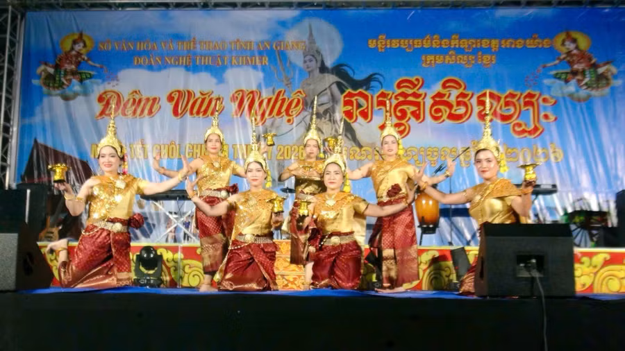Đội văn nghệ Khmer tỉnh An Giang biểu diễn phục vụ tại chùa Sre Bưng. 1000097250.jpg