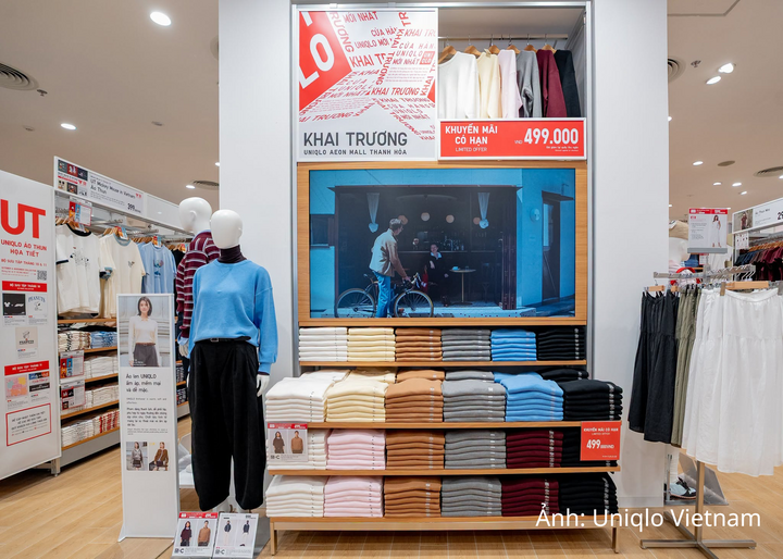 Cửa hàng đầu tiên tại Thanh Hóa của UNIQLO còn mang những dấu ấn riêng của địa phương qua các thiết kế được thể hiện bằng nét vẽ tươi vui, gần gũi của họa sĩ Lương Linh. Với BST UTme!, các địa danh và đặc sản của xứ Thanh như bãi biển Sầm Sơn, nem chua Thanh Hóa và chè lam Phủ Quảng được tái hiện trẻ trung, hiện đại.