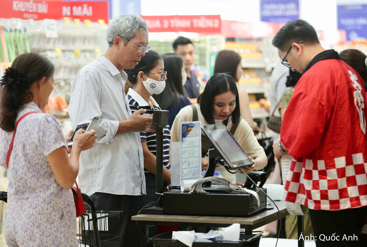 Cùng chung sự quan tâm, ông Lê Văn Nam (phường Hạc Thành, Thanh Hoá) cho biết, anh khá bất ngờ khi trung tâm thương mại thu hút đông người ngay trong ngày mở cửa. Không khí rất nhộn nhịp, nhiều gia đình đưa con đến tham quan, mua sắm và vui chơi. Đây không chỉ là nơi mua sắm mà còn là điểm đến để mọi người thư giãn, dành thời gian bên gia đình.